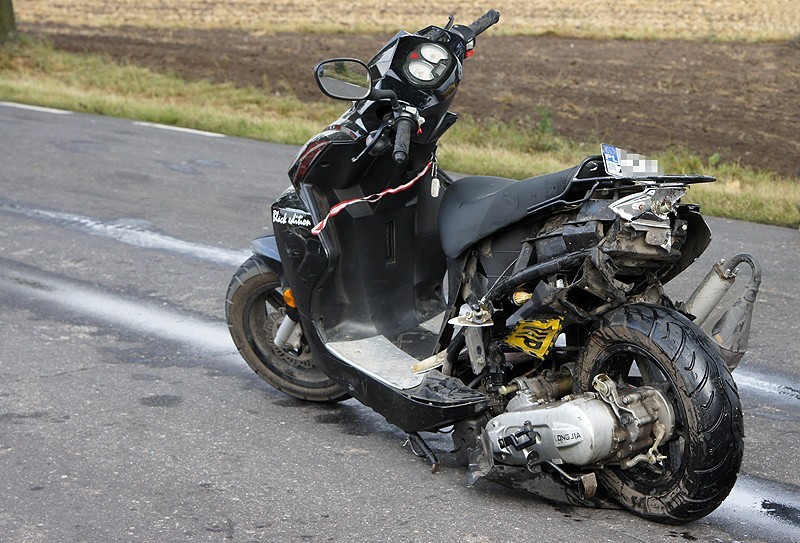 Śmiertelny wypadek w Sierzchowie. Nie żyje 17-letni motorowerzysta. ZDJĘCIA