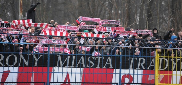 W derbach III ligi lubelsko-podkarpackiej, JKS Jarosław przegrał na własnym stadionie z Resovią Rzeszów 0:2 (0:2). Bramki dla gości zdobyli Mirosław Baran (13), Piotr Szkolnik (27-karny).

