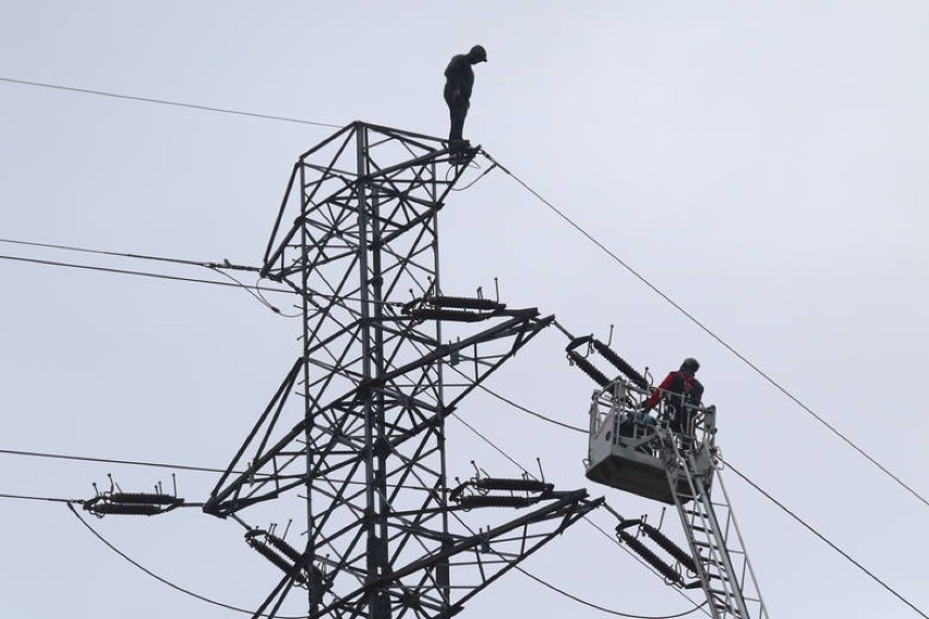 Wszedł na słup energetyczny we Wrocławiu i sparaliżował ruch w mieście