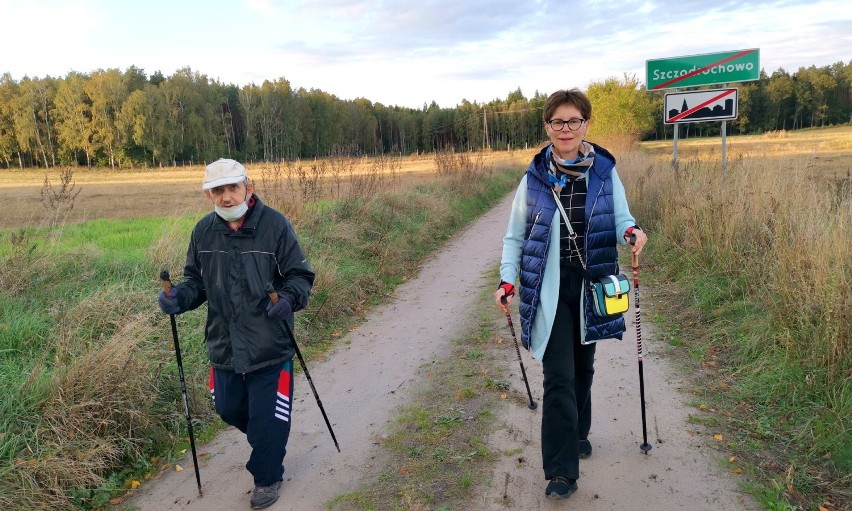 Maszerując z kijkami poznawali historię gminy Skoki