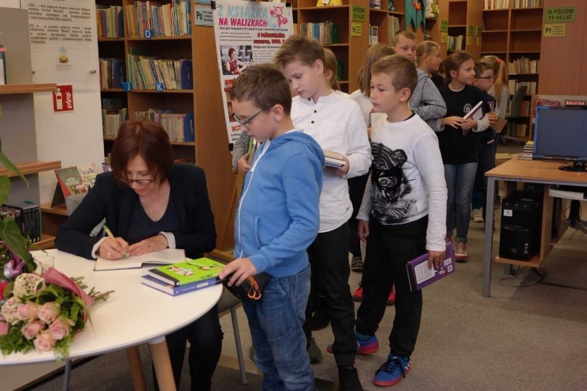 Pisarze "na walizkach" spotkali się z dziećmi i młodzieżą z Malborka