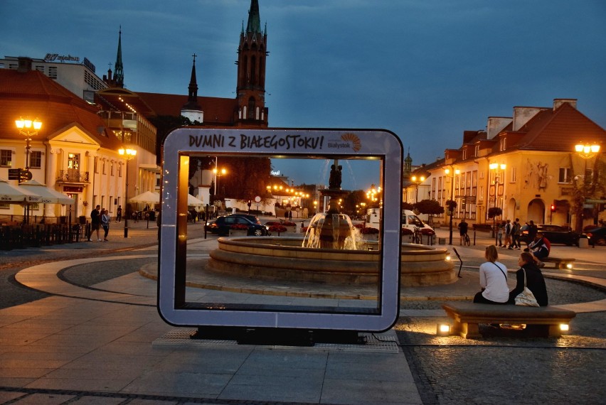Selfie place w Białymstoku. Na Rynku Kościuszki powstała ramka do robienia zdjęć [ZDJĘCIA]