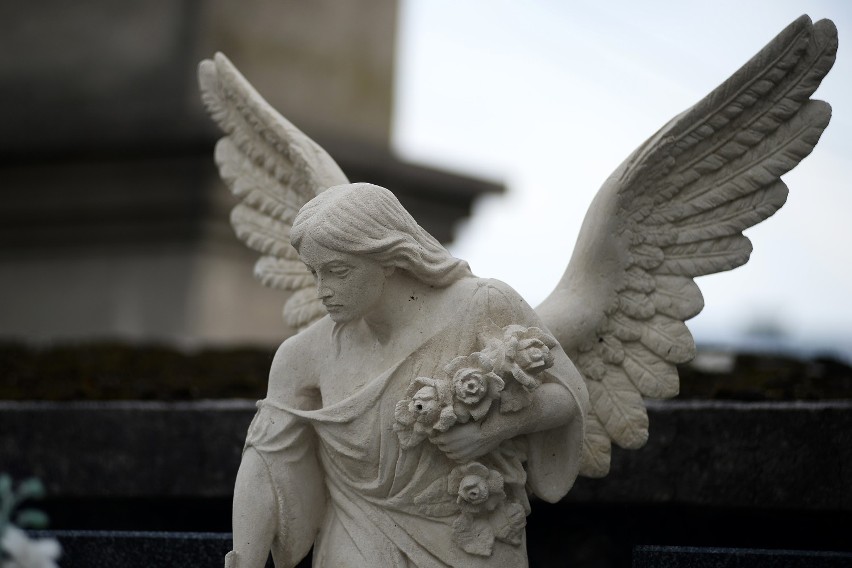 Urokliwe figury na grobach na cmentarzu komunalnym w Jaśle. To one tworzą klimat tego miejsca [ZDJĘCIA]