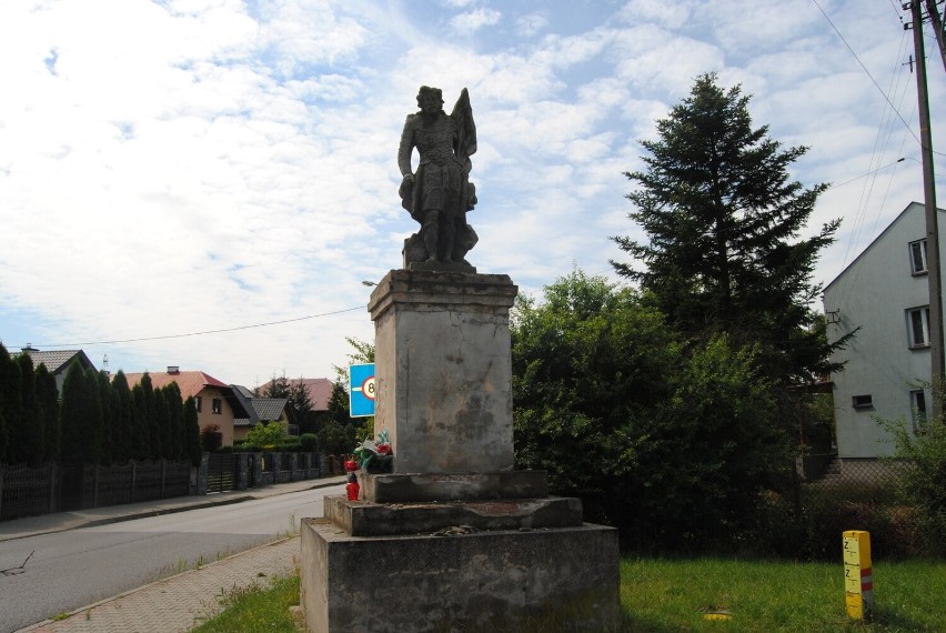 Remont figury świętego Floriana na skrzyżowaniu ulic Różanej...