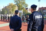 Zajęcia z policyjnej musztry dla uczniów klas o profilu prawno - policyjnym z Zespołu Szkół Ekonomicznych w Ostrowie Wielkopolskim