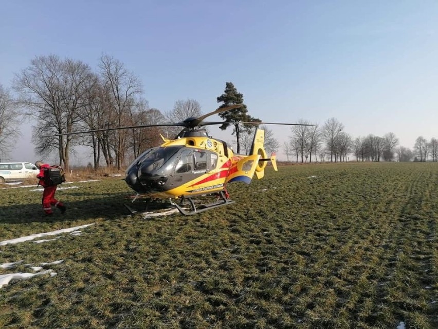 Wypadek śmiertelny na DK 63 w m. Korzeniste. Bus zderzył się z osobówką. Jedna osoba nie żyje