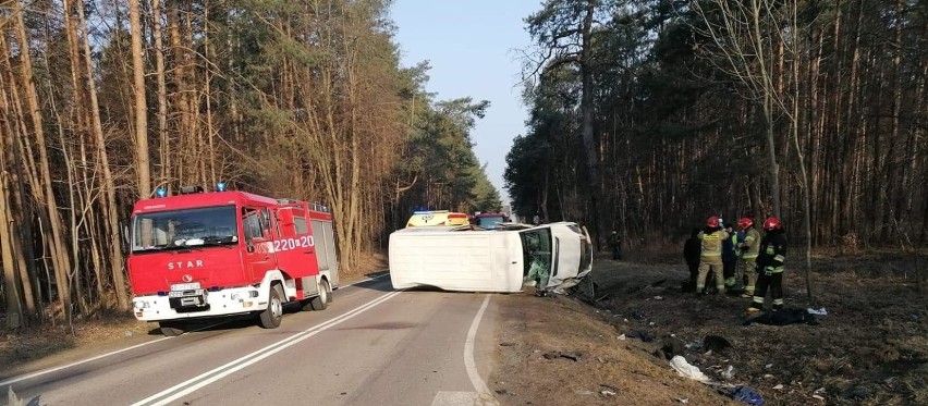 Wypadek śmiertelny na DK 63 w m. Korzeniste. Bus zderzył się z osobówką. Jedna osoba nie żyje