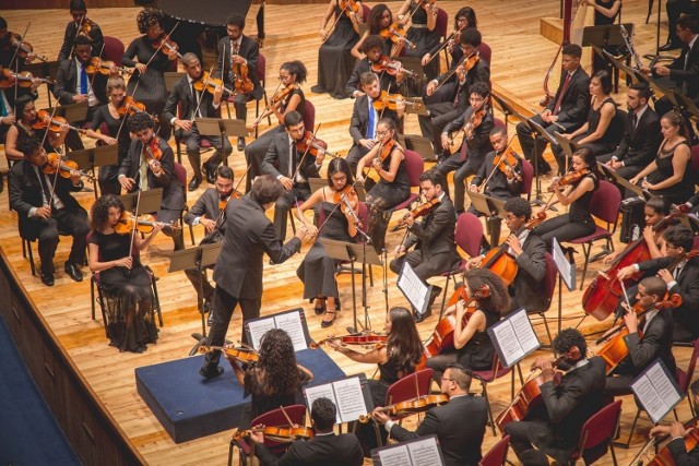 W tym roku czeka nas również koncert specjalny w wykonaniu brazylijskiej Neojiba Youth Symphony Orchestra (14.04.2021) . Powstanie tego zespołu zainspirowane było przez słynny program „El sistema”, który wspierał integrację społeczną dzieci z obszarów dotkniętych problemami. W ciągu 45 lat istnienia „El sistema” przyczynił się do rozwoju wielu znakomitych muzyków, wśród których najbardziej znany jest wenezuelski dyrygent Gustavo Dudamel.