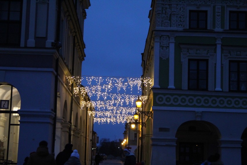 W Zamościu czuć już święta. Włączono choinkę i iluminacje świąteczne. Zobacz zdjęcia