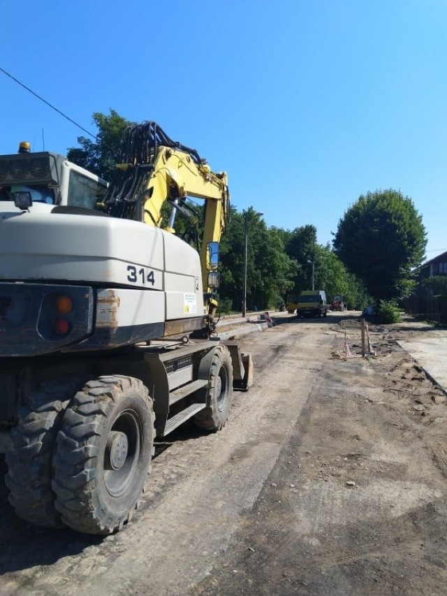 Na ulicy Poświętne w Grójcu trwa podbudowa drogi pod asfalt.