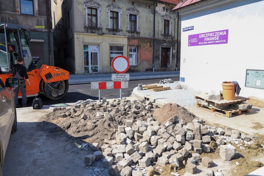 Na Mickiewicza w Lublińcu wylewają już asfalt. Kiedy koniec...