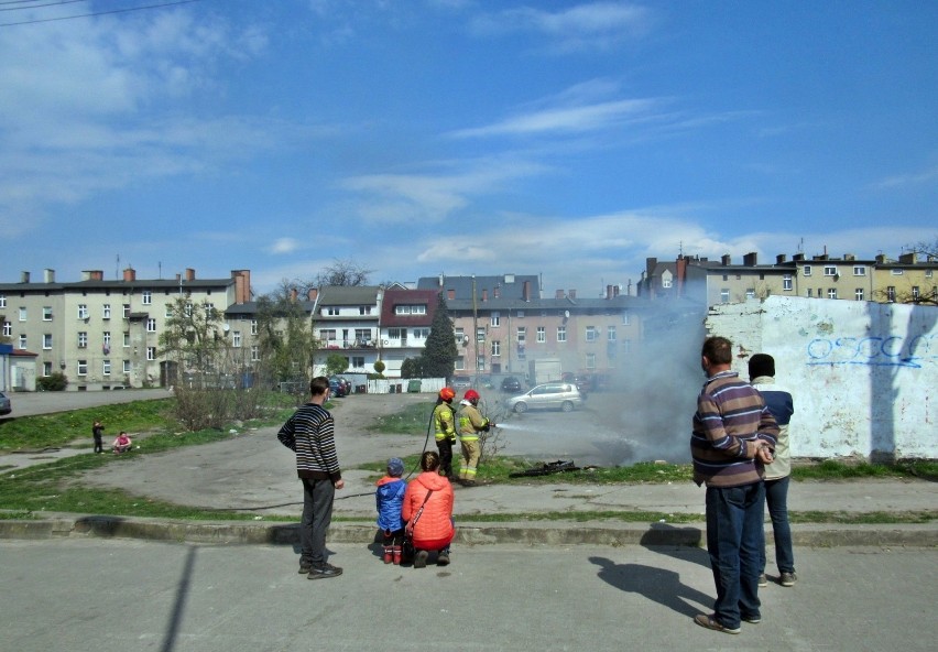 Pożar przy targowisku w centrum Stargardu. ZDJĘCIA, LIVE