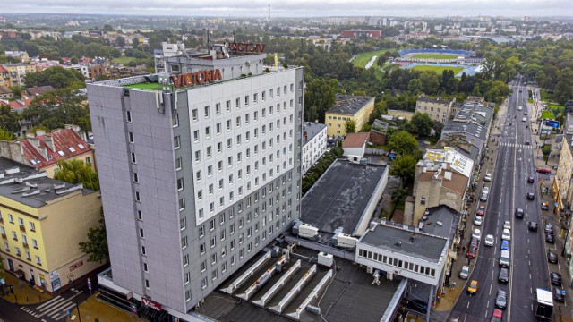Charakterystyczny neon na dachu hotelu „Victoria” to dla wielu mieszkańców Lublina ważny punkt panoramy miasta.