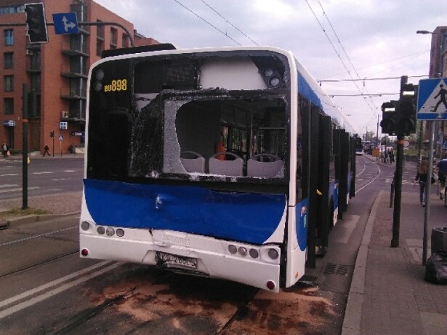 Kraków. Wypadek na ul. Pawiej. Zderzenie tramwaju z autobusem