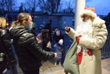 Mikołaj w Pruszczu Gdańskim. Pierwsze dzieci już go spotkały, odwiedziły też świetlisty park |ZDJĘCIA