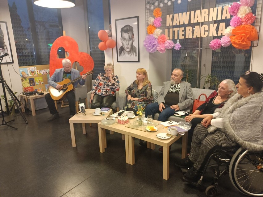 Powalentynkowe spotkanie poetów klubu "Topola" w kawiarni Literackiej w Zduńskiej Woli