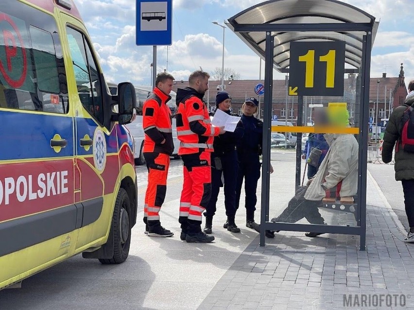 Mężczyzna leżał na środku przejściu dla pieszych przy Centrum Przesiadkowym w Opolu. W asyście policji przewieziono go do szpitala