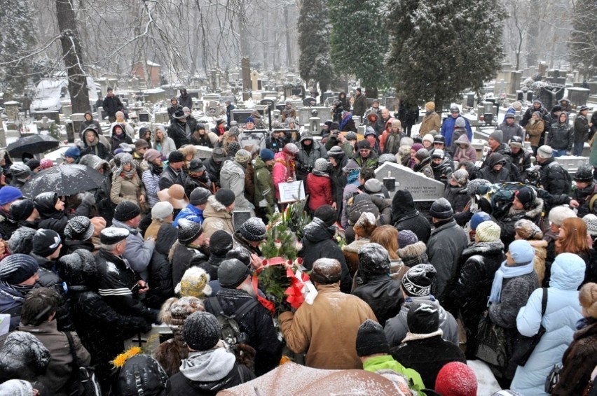 Pogrzeb Szymborskiej. Krakowianie tłumnie pożegnali noblistkę [ZDJĘCIA, VIDEO]