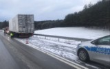 Zderzenie ciężarówki z osobówką na drodze wojewódzkiej z Bytowa do Chojnic