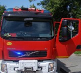 Samochód osobowy stanął w ogniu w Bukownie na ul. Nowej. Interweniowały trzy zastępy strażaków