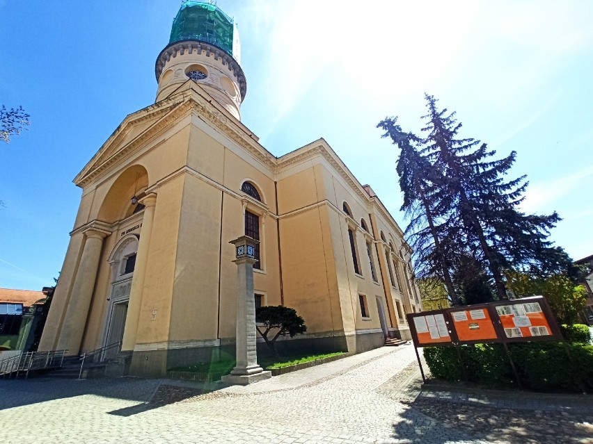 Trwa remont wieży kościoła pw. św. Andrzeja Boboli w Rawiczu. To nie koniec. Co jeszcze zostanie wykonane?