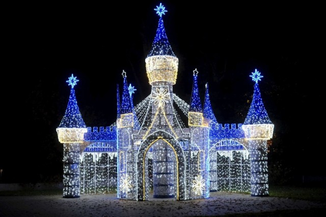 W piątek 29 października zrobi się magicznie w Poznaniu, ponieważ nastąpi oficjalne otwarcie parku iluminacji Lumina Park. Na terenie Ogrodu Dendrologicznego Uniwersytetu Przyrodniczego, położonego przy ul. Warmińskiej  rozbłyśnie iluminowana atrakcja - "Magiczny Las”. Mamy zdjęcia z czwartkowego, przedpremierowego pokazu. Zobacz je w galerii.
Przejdź do kolejnego zdjęcia --->