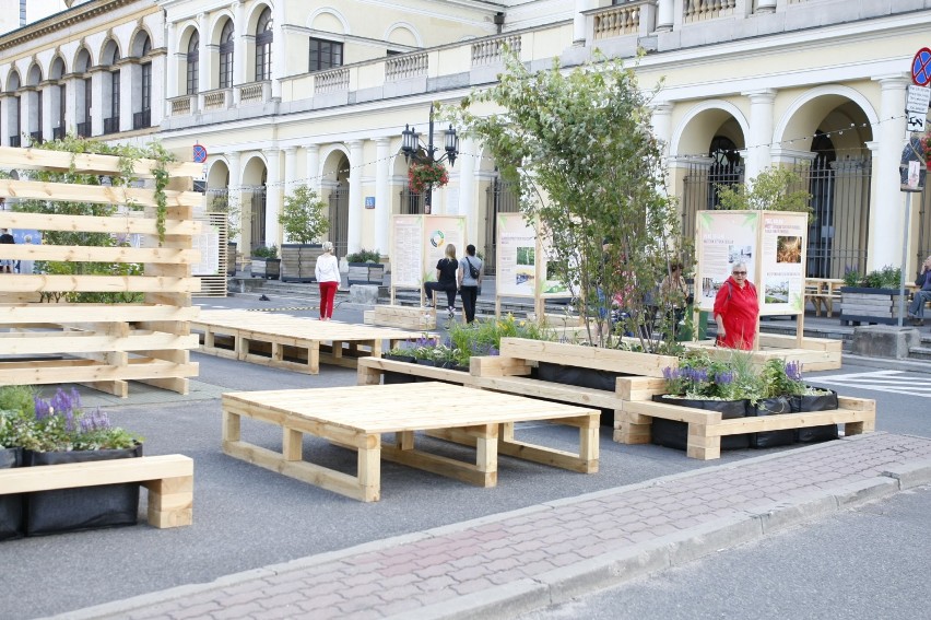 Plac Bankowy. Niedziela 14 lipca, chwilę po godzinie 17:00 i...