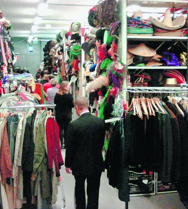 W wielu sklepach z używaną odzieżą można spotkać zamożnych klientów
