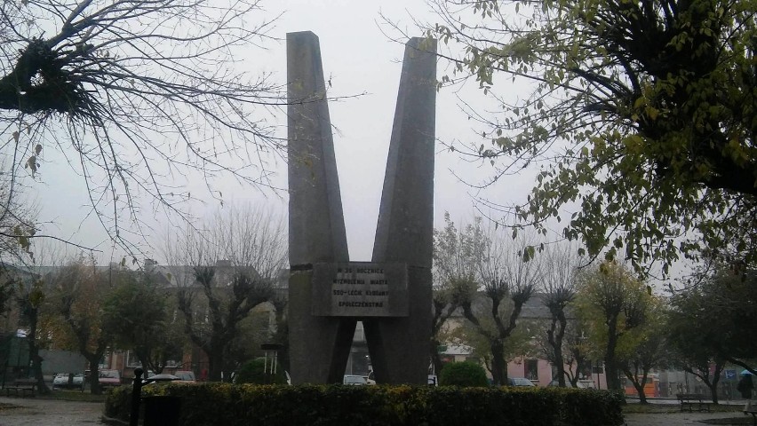 Pomnik poległych znajduje się obecnie na placu Wolności