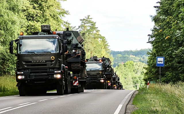 11 Mazurski Pułk Artylerii w drodze na poligon pod Ustką.