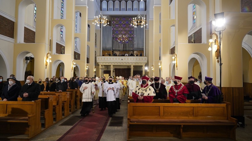 Kościół tarnowski ma nowego biskupa pomocniczego. Ksiądz Artur Ważny przyjął sakrę biskupią [ZDJĘCIA]