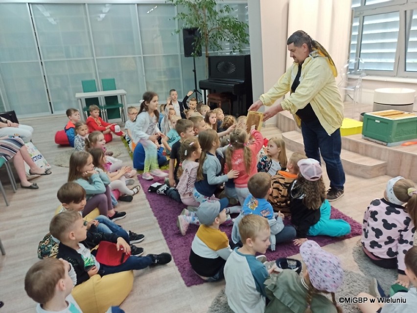 W wieluńskiej bibliotece przedszkolaki spotkały się z pszczelarzem 