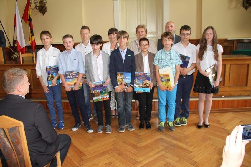 Najlepsi uczniowie szkół podstawowych i gimnazjów w Tomaszowie docenieni przez prezydenta