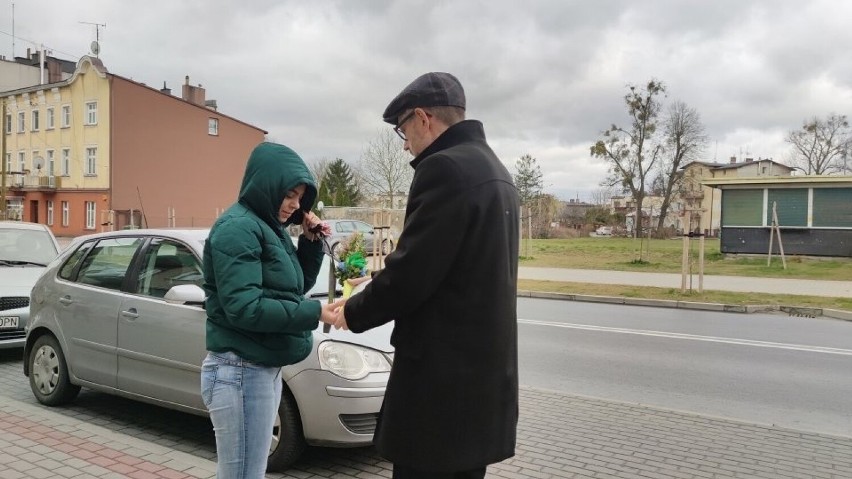 Burmistrz Jabłonowa Pomorskiego Przemysław Górski wręczał...