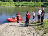 Tragedia nad Odrą w okolicy Kawic. Wędkarz wpadł do rzeki. Po kilkugodzinnych poszukiwaniach z wody wyłowiono ciało mężczyzny