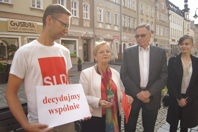Apolonia Klepacz, kandydatka na SLD, mówiła o swoim programie w otoczeniu ludzi lewicy