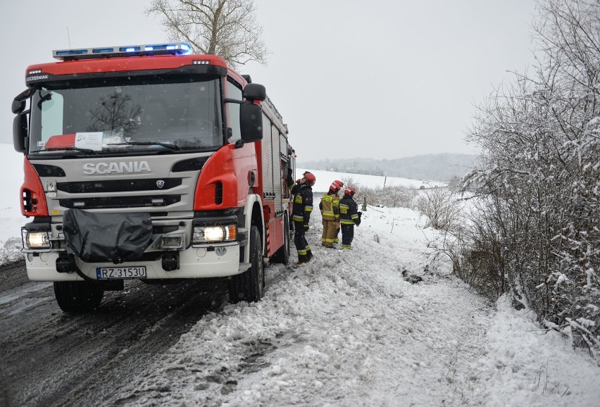 Wypadek w Grochowcach koło Przemyśla. Audi A6 zjechało z drogi i przewróciło się. Do szpitala trafiła kobieta w ciąży [ZDJĘCIA]