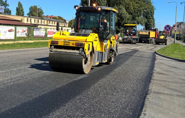 Drogowcy będą wylewali asfalt na odcinku drogi powiatowej Łopatki-Książki,
