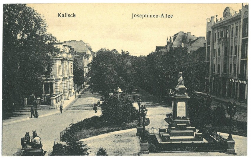 Otoczony latarniami pomnik Aleksandra II
