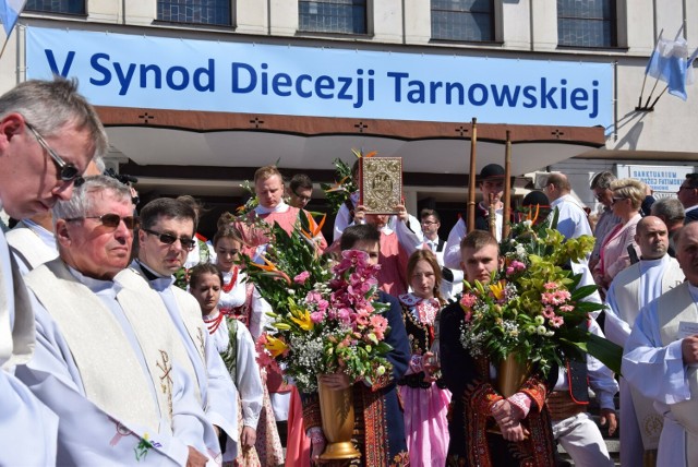 V Synod Diecezji Tarnowskiej rozpoczął się 21 kwietnia 2018 r. procesją ulicami Tarnowa z sanktuarium Matki Bożej Fatimskiej do katedry, w której uczestniczyły tłumy wiernych z całej diecezji i osoby duchowne