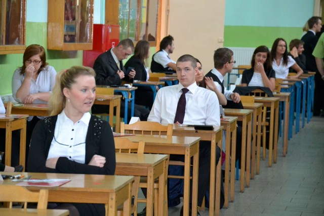 Matura w Zespole Szkół im. Kutrzeby w Obornikach - uczniowie piszą egzamin z matematyki