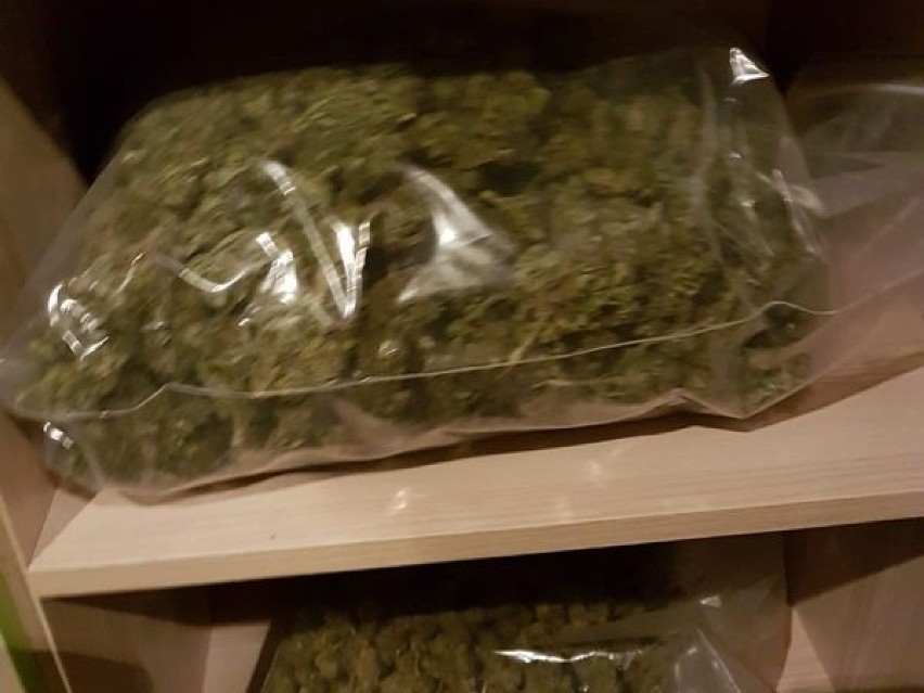 Przepakowywali 8 kg marihuany na parkingu w Chwaszczynie. Policjanci zatrzymali ich na gorącym uczynku