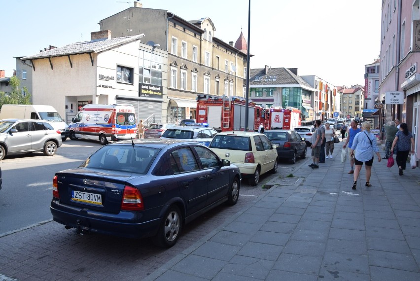 Ul. Reja. Kierowca jadący busem marki citroen jumper uderzył w tył stojącego mercedesa. W środku siedziała pasażerka 