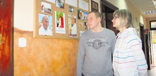 Agnieszka Wojciechowska i Marcin  Rybicki przy gazetce poświęconej papieżowi