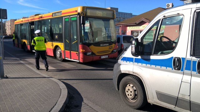 Autobus potrącił kobietę na przejściu dla pieszych przy ul. Śniadeckich (os. Strzemięcin) w Grudziądzu.
