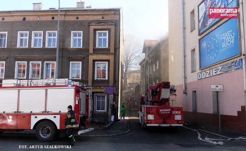 Pożar w budynku wielorodzinnym na ul. Wąskiej w Wałbrzychu