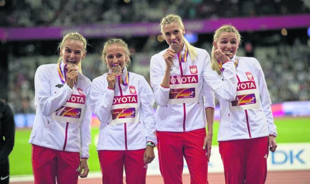 Polki nie próbują ukrywać radości ze zdobytego medalu