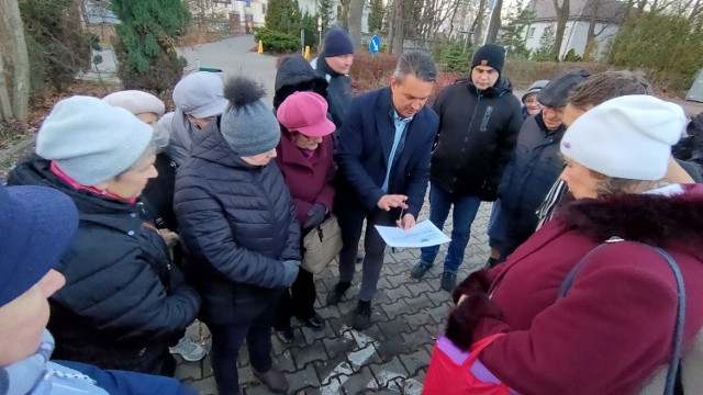 Prezydent Dąbrowy Górniczej Marcin Bazylak spotkał się z mieszkańcami na Wzgórzu Gołonoskim, gdzie zaprezentował propozycję trasy nowej linii autobusowej

Zobacz kolejne zdjęcia/plansze. Przesuwaj zdjęcia w prawo naciśnij strzałkę lub przycisk NASTĘPNE
