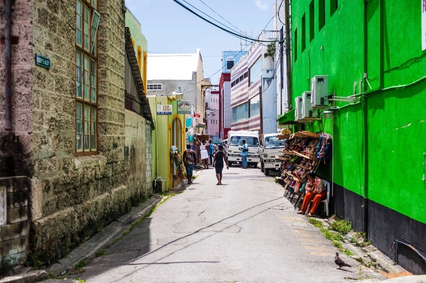 Stolica Barbadosu, Bridgetown, jest kameralna i kolorowa....