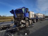 Wypadek na S8 w Rakowie pod Piotrkowem. Na jezdni w kierunku Wrocławia zderzyły się dwie ciężarówki. Jedna osoba jest ranna ZDJĘCIA